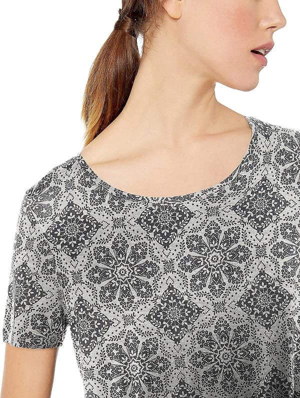 Kvinnors avslappnade passform kortärmad Scoopneck Swing Tee Tile Pattern L