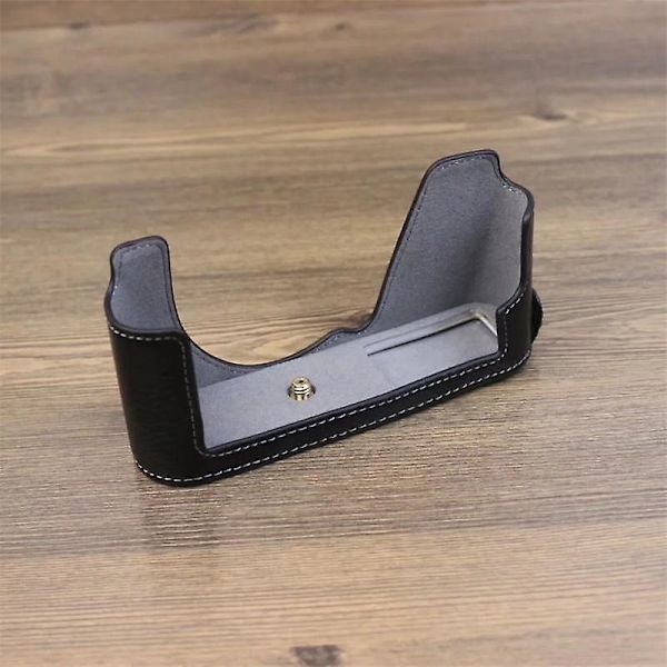 Nahkainen puolikotelo Leica CL -kameralle, suojakansi akkukotelon aukolla Black