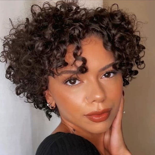 Korta lockiga peruker för svarta kvinnor Människohår Afro Naturlig lockigt peruk Brazilian Virgin Pixie Cut Peruk Människohår med lugg Inga Spets Front Peruker