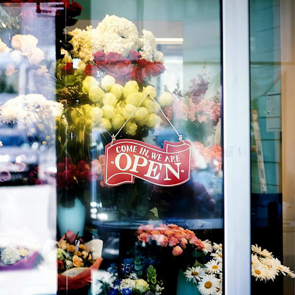 Öppet och stängt skylt för affärsdörr - Vändbar dubbelsidig dekor träskylt hängande butiksskylt (röd)