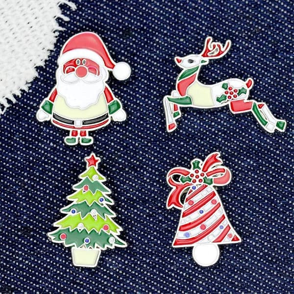 Festlig julbrosch 8-pack - snögubbe, tomte, träd, klocka, ren,