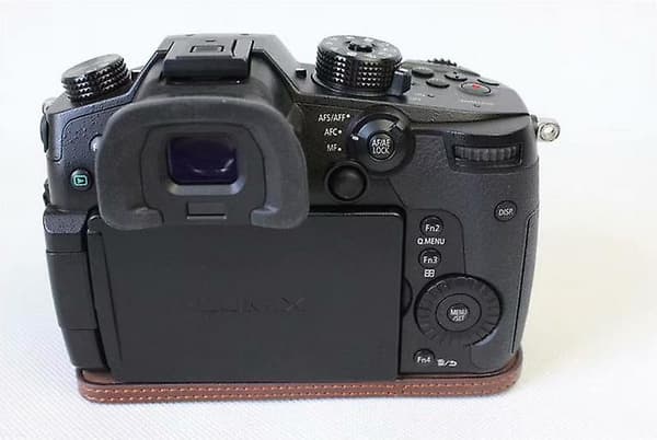 PU-läder halv kameraskyddsväska för Panasonic DMC-GH5GK Coffee