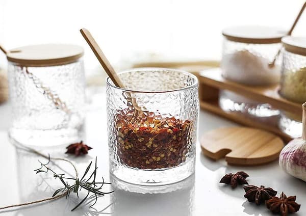 Kryddburk i glas, salt- och sockerbehållare, pepparkryddset för kök