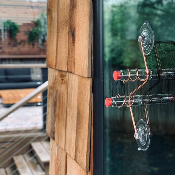 Geometrisk Vindues Kolibrifoder | Søde Foderautomater | Geo Foderautomat | Kobber og Aluminium | Moderne | Boligindretning | Glasflasker | Sugekopper