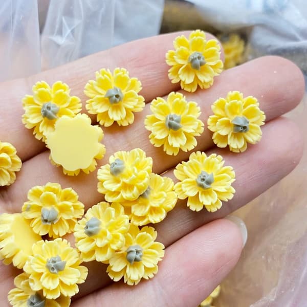 60 stk. Nye 12 mm Søde Mini Blomst Flad Bagside Resin Cabochons Scrapbooking Smykker DIY Dekorationstilbehør~01535