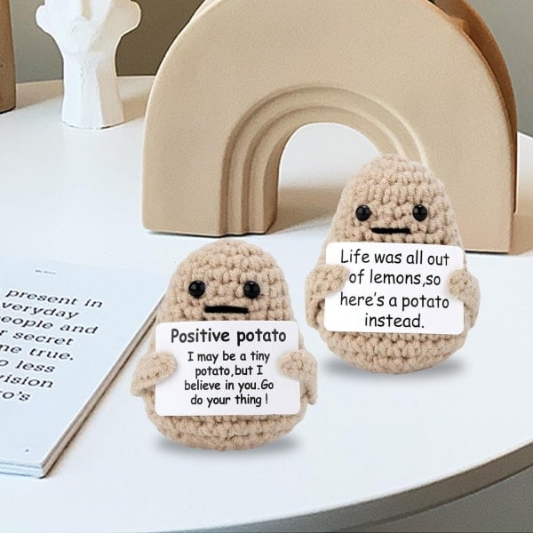 2 morsomme positive poteter Vakker strikket dukke i ull med positiv kort beige