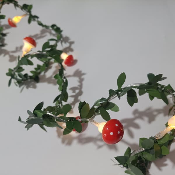 Roses Rattan LED String Lights Foam Small White Flowers Rattan String Lights Wedding Indoor Balcony Decorative Lighting Bee + Leaf Vine Bee + Leaf Vine 1.5m 10LED (battery box)
