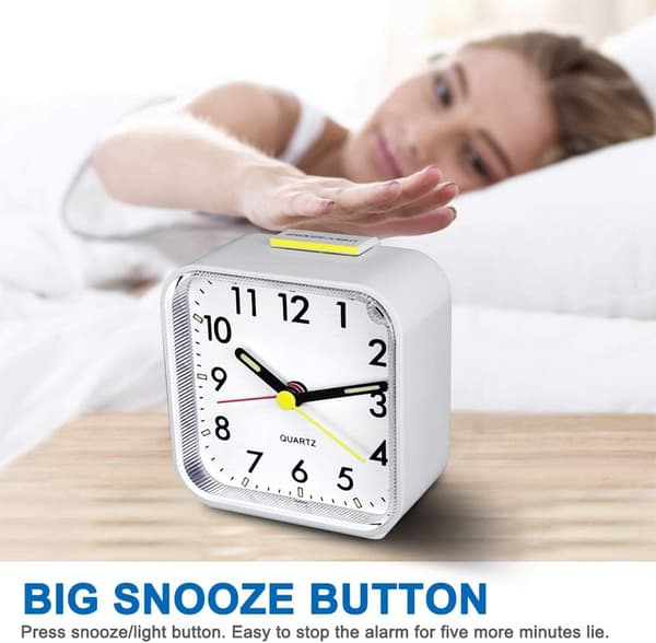 Silent Alarm Clock Battery Operated Tick-Free Bedside Clock Large Display Basic Bedroom Clock Snooze Night Light Function Easy to Read and Use CJY