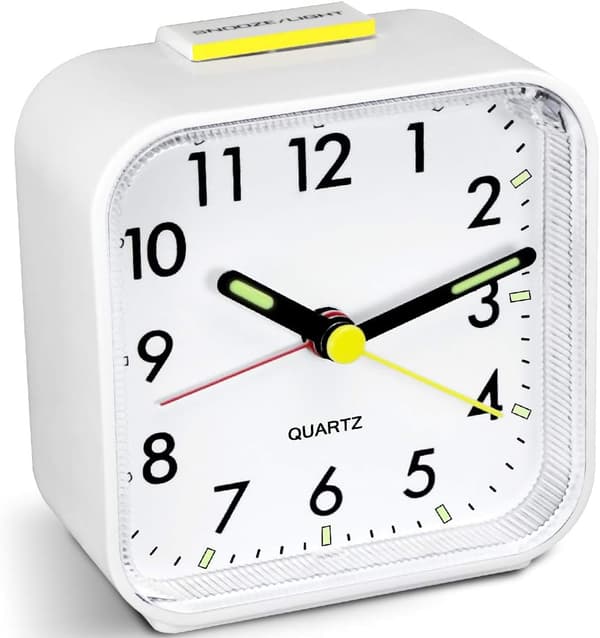 Silent Alarm Clock Battery Operated Tick-Free Bedside Clock Large Display Basic Bedroom Clock Snooze Night Light Function Easy to Read and Use CJY