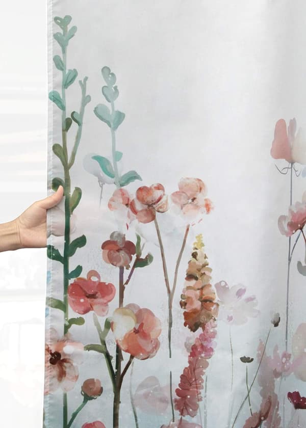 Fargerik blomsterdusjforheng baderom rosa blomst romantisk vill