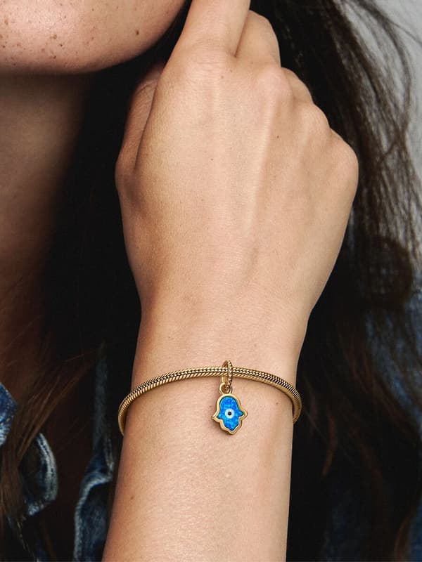 Pandora - Opaliserende Blå Hamsa Hånd Dingle Charm - 14k guldbelægning