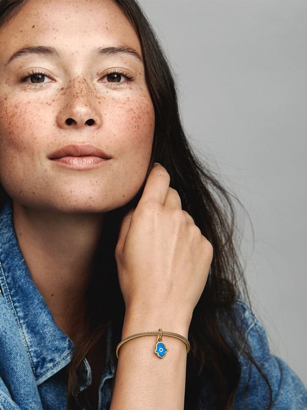 Pandora - Opaliserende Blå Hamsa Hånd Dingle Charm - 14k guldbelægning