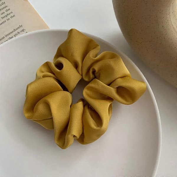 2 st Stora Satin Hår Scrunchies Elastisk Hårband Rep Enfärgad Hårring Hästsvans yellow