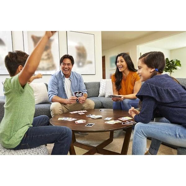Mattel Games Phase 10 -korttipeli - Rummyn tyylinen sekvenssipeli 108 kortilla, perhe- ja kotipeli