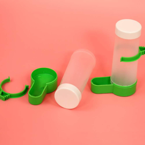 2-pack automatisk fågelmatare dispenser fågel vattenflaska drickare behållare vattenbehållare klämma hängande i fågelbur för papegojor undulat nymfkakadua