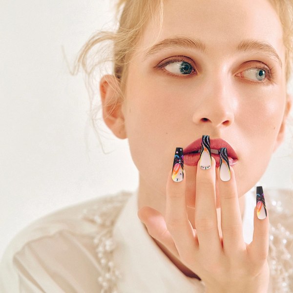 Instagram-inspirerte lange negler - Nail Spice - Stilig trappe-design - Negler med lim