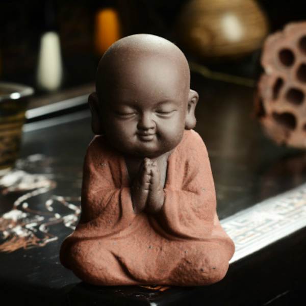 Pieni Buddha-patsas munkki hiekka väri keramiikka kotiin klubi geomantic