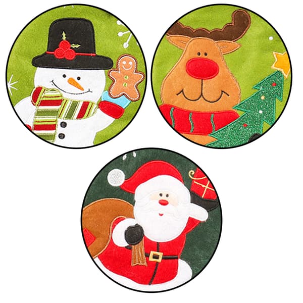 Broderade julstrumpor i linne med jultomte deer