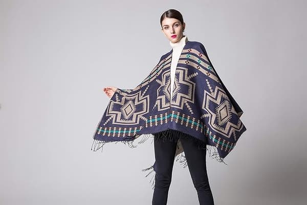 Grå Kashmir Poncho Wrap med Blomstermønster og Frynser
