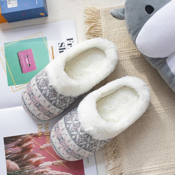 Damtofflor i minnesskum med stickat mönster och broderade detaljer