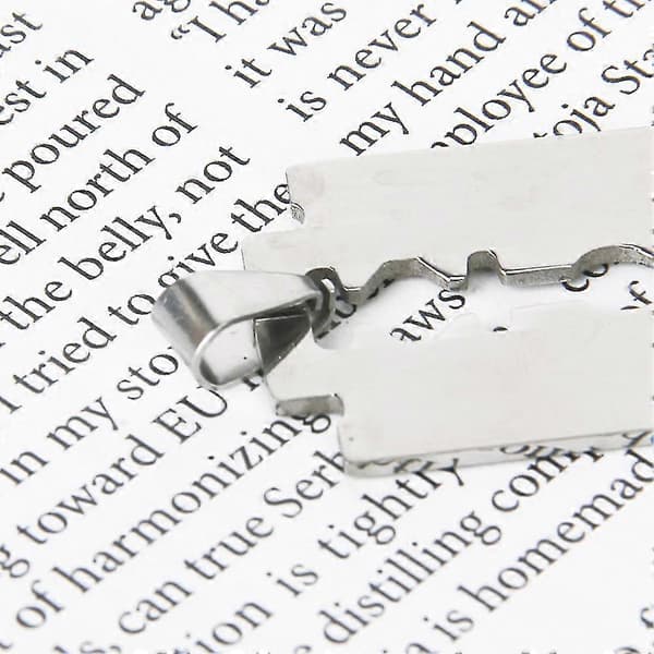 1 stk. barberblad titanium stål vedhæng sølvfarve ca. 3,8 x 2,3 cm & 1 stk. retro læder C til mænd