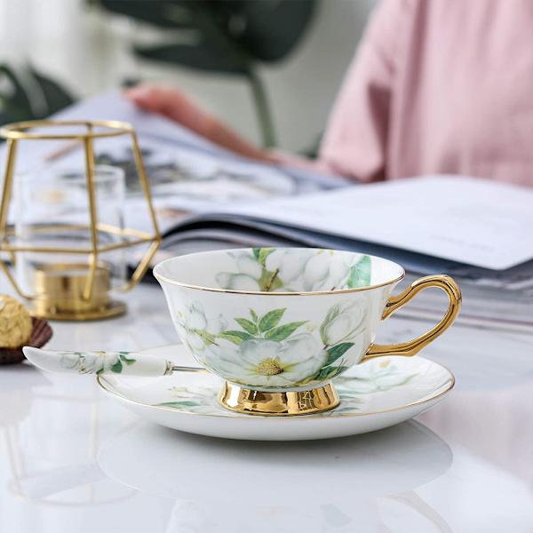 Duftende kaffekop i høj kvalitet benporcelæn, inklusive en kop på 200 ml, en tallerken og en ske.