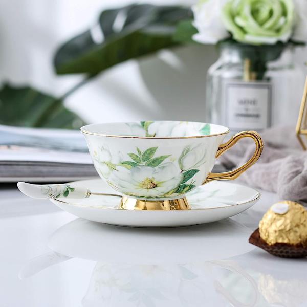 Duftende kaffekop i høj kvalitet benporcelæn, inklusive en kop på 200 ml, en tallerken og en ske.