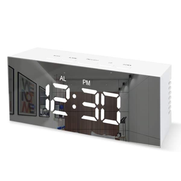 En vit digital väckarklocka med stor spegelklocka med LED di