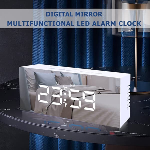 En vit digital väckarklocka med stor spegelklocka med LED di