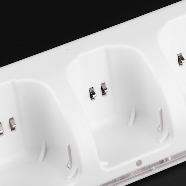 Vit 4 i 1 laddningsstation laddare med 4 st 2800 mAh batteri för Wii / Wii Uremotes2800 mAh batteri