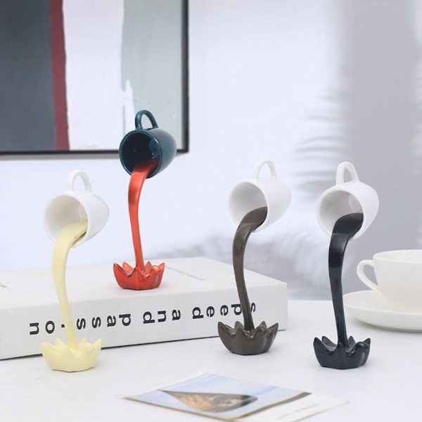 Flytande kaffemugg skulptur dekoration överflöd kaffe hälla