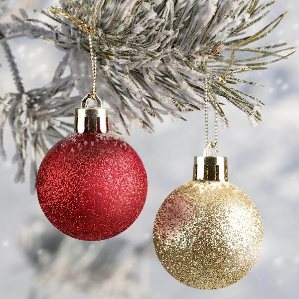 En låda med röda och guld dekorationer för julgran, hängande dekorationer för bröllopsfester