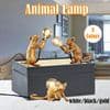 Charmerende Muse Bordlampe, Elegant Resin Siddende Muse Belysning Forbedrer Ethvert Rum