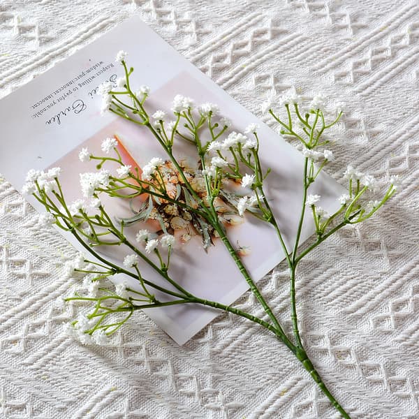 Hvitt 5-delt sett med kunstige blomster og blomster, med pigger