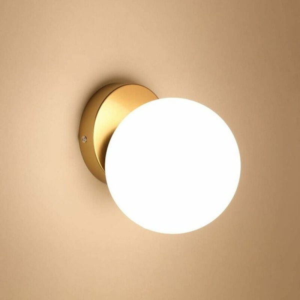 Mid-Century Guld Vägglampa med Mjölkvit Glasglob, Antik Guldfinish och Frostat Glasskärm för Mångsidig Montering i Din Heminredning
