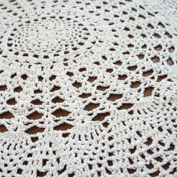 Handgjord virkad bomullsduk rund beige virkad