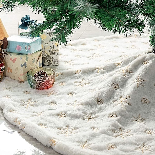 Elegant julgransmatta med gyllene snöflingor, lätt att fästa julgransmatta för din mysiga juldekoration