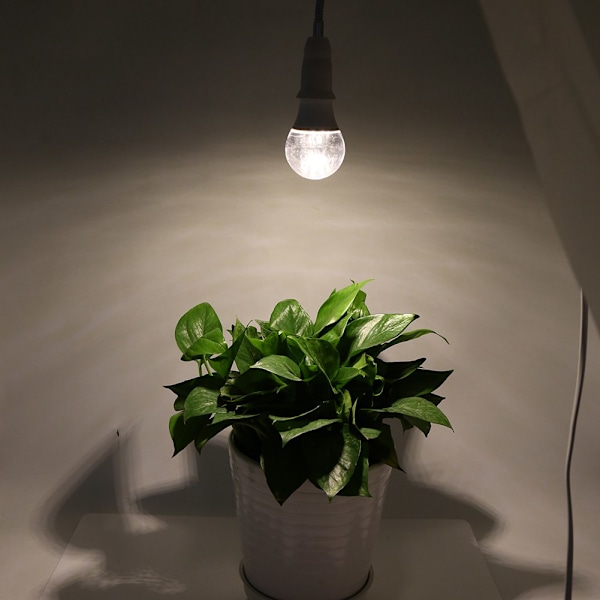 Maximera Växtpotentialen: LED-växtlampa med Brett Våglängdsområde För Optimal Tillväxt I Alla Miljöer (52 Röda + 20 Blå Lysdioder)