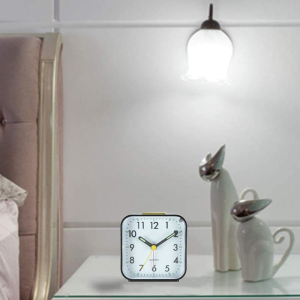 Liten batteridriven analog väckarklocka tyst icke tickande
