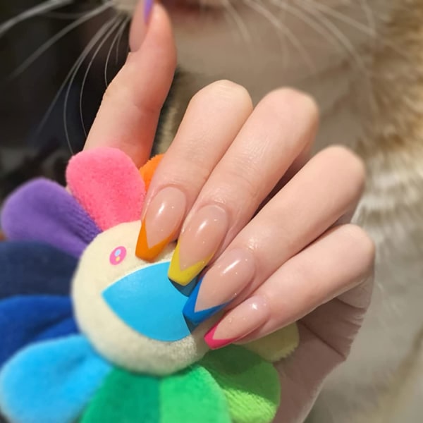 24 st pressar på naglar, medelstora kista falska naglar, lösnaglar med lim för kvinnor och tjejer Colorful French
