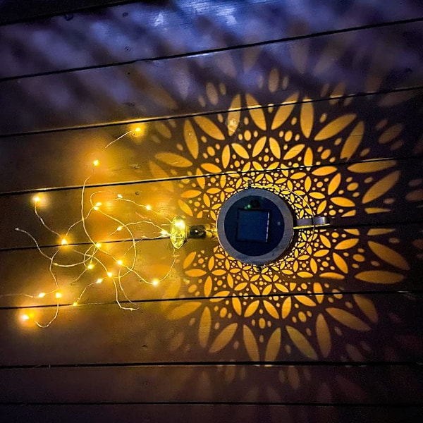 Dekorativ Retro Metall Solarlampa, Utomhus Hängande Lykta med Vattentät Utskuren Design, Varmvita LED-lampor för en Romantisk Atmosfär i Din