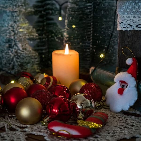 Glødende julekuglepynt, ideel til din julepynt, rød og gul julekugle til dine perfekte størrelse pyntkugler