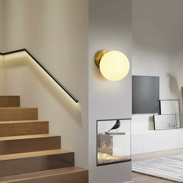 Mid-Century Guld Vägglampa med Mjölkvit Glasglob, Antik Guldfinish och Frostat Glasskärm för Mångsidig Montering i Din Heminredning