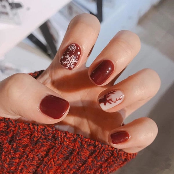 Fyrkantiga röda tryck på naglar Snöflinga glansiga falska naglar Kort cover Akryl lösnaglar för kvinnor och flickor till julfestivalen (paket med 24)