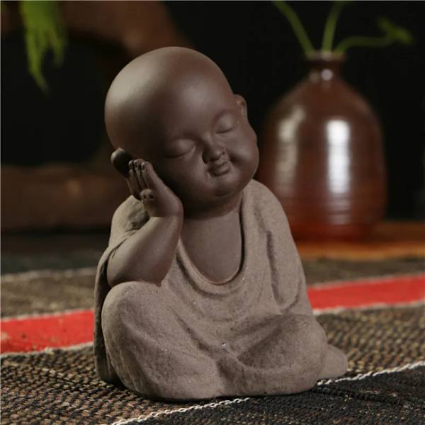 Buddha-statyer liten munk färgsand keramik hem klubb geomantisk