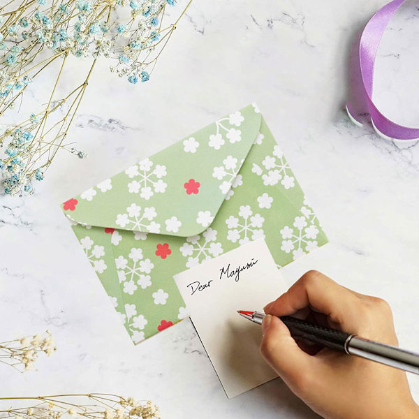 1 set inklusive brevpapper och kuvert Brevpapper: 25CM * 17.6CM, kuvert: 18CM * 13CM