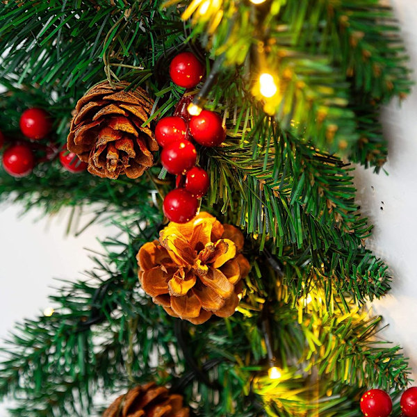 2,7 meter förbelyst julgirlang med 100 LED-lampor, 27 tallkottar, 27 röda bär, batteridriven timerfunktion, naturligt utseende julstämning