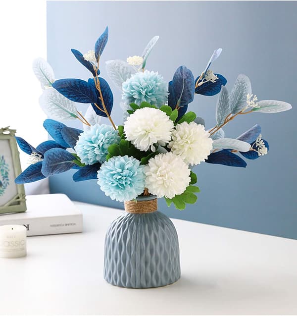 Kunstige blomster med vaser, brugt til broderidekoration i