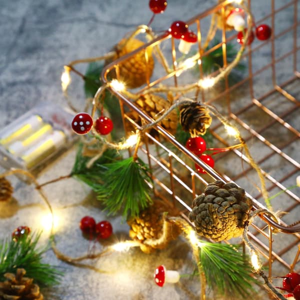 Juldekorationer - LED kopparlampa med tallkottar och barr