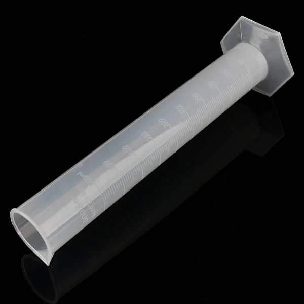 Mångsidig graderad cylinder i plast, idealisk för laboratorietester och hushållsbruk, bred kant underlättar enkel påfyllning (500 ml)